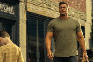 Dříve by ho hrál Schwarzenegger. Hrdina seriálu Reacher krom svalů používá mozek - Seznam Zprávy